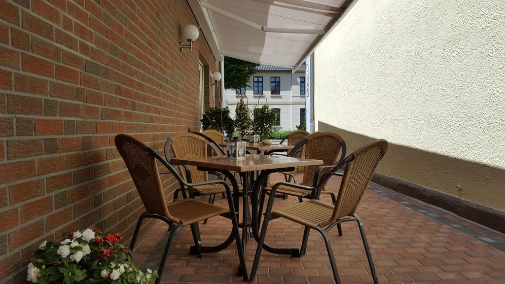 Hotel Drostenhof Garni Эзенс Экстерьер фото